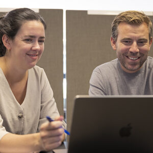 femke en jef achter macbook